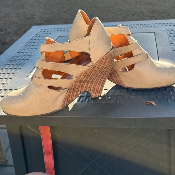 John Fluevog Cream Multi-Buckle Heels Pindowns Farrah - Picture 7 of 7